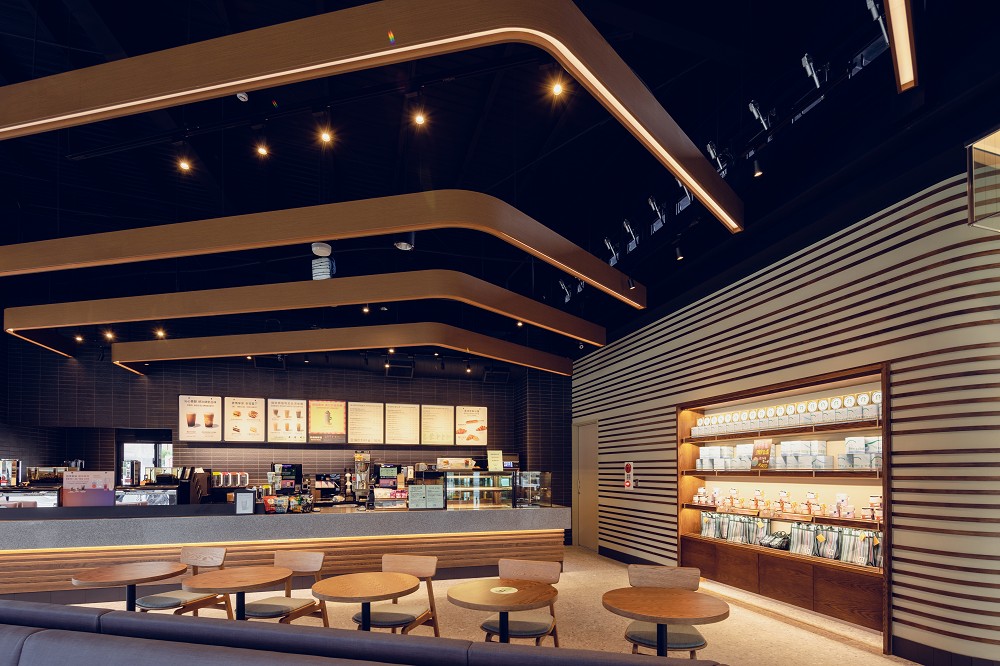 星巴克雲林麥寮門市開幕!弧形建築象徵群鳥展翅飛翔的咖啡廳空間