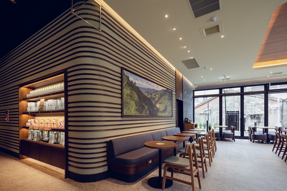 星巴克雲林麥寮門市開幕！弧形建築象徵群鳥展翅飛翔的咖啡廳空間