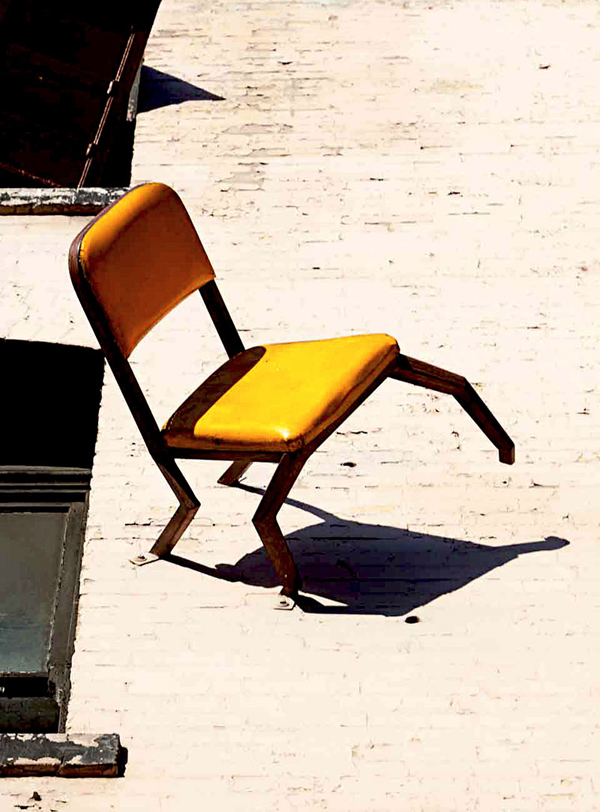 出售中：架設已 17 年的裝置藝術「DEFENESTRATION」