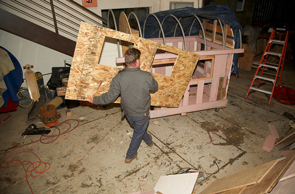 拾荒的習慣也能做好事,垃圾變身流浪漢別墅