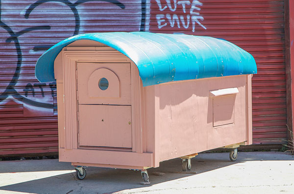 拾荒的習慣也能做好事,垃圾變身流浪漢別墅