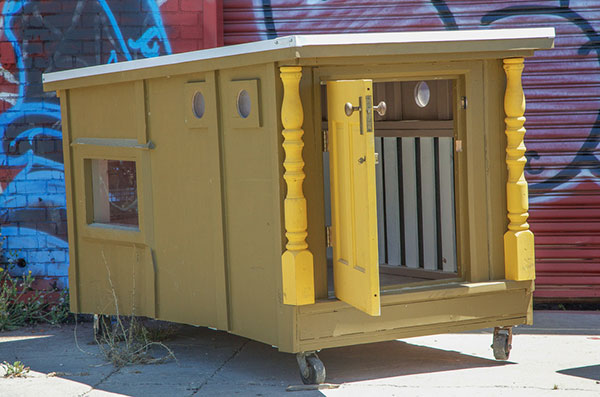 拾荒的習慣也能做好事,垃圾變身流浪漢別墅