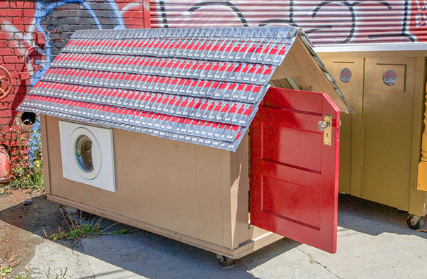 拾荒的習慣也能做好事,垃圾變身流浪漢別墅