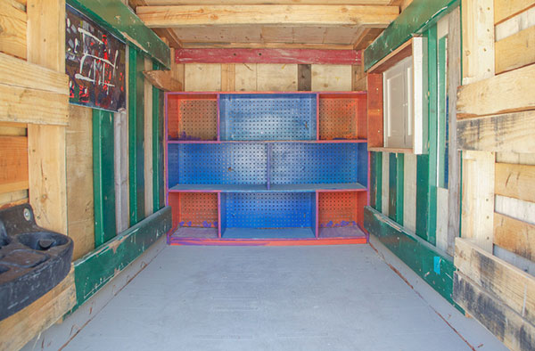 拾荒的習慣也能做好事,垃圾變身流浪漢別墅