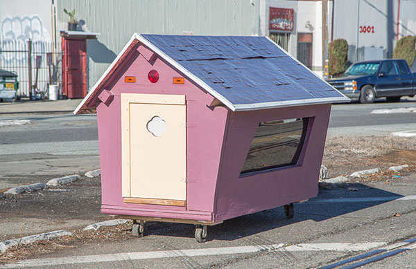 拾荒的習慣也能做好事,垃圾變身流浪漢別墅