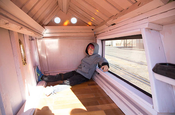 拾荒的習慣也能做好事,垃圾變身流浪漢別墅