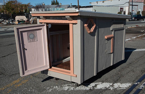 拾荒的習慣也能做好事,垃圾變身流浪漢別墅