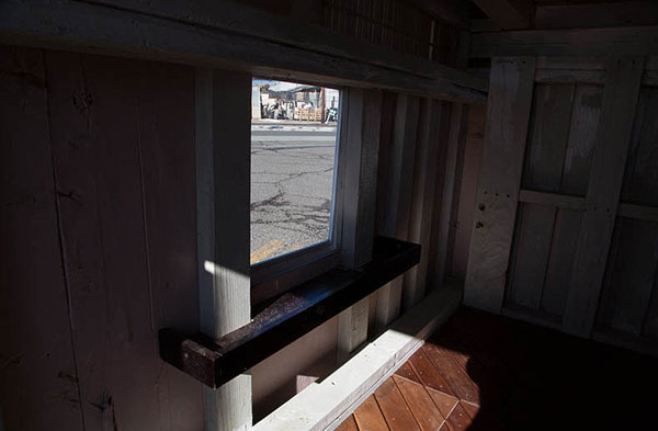 拾荒的習慣也能做好事，垃圾變身流浪漢別墅