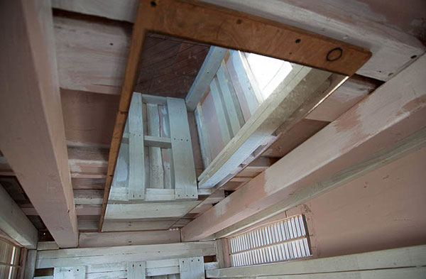 拾荒的習慣也能做好事，垃圾變身流浪漢別墅