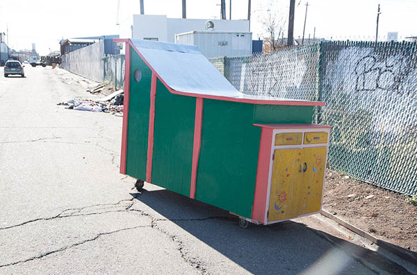 拾荒的習慣也能做好事，垃圾變身流浪漢別墅