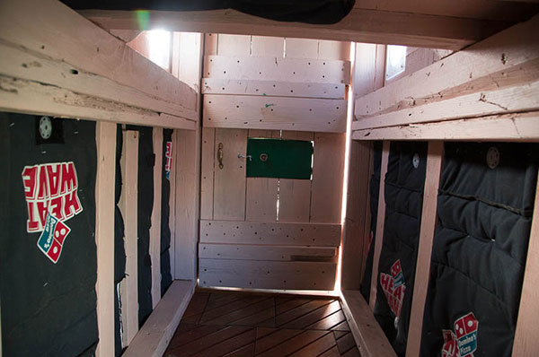 拾荒的習慣也能做好事，垃圾變身流浪漢別墅