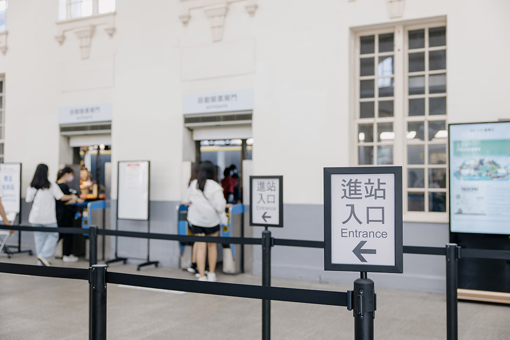 新竹火車站百年古蹟「微改造」！結合清新簡約指標系統、減法設計，照亮台灣鐵道老招牌