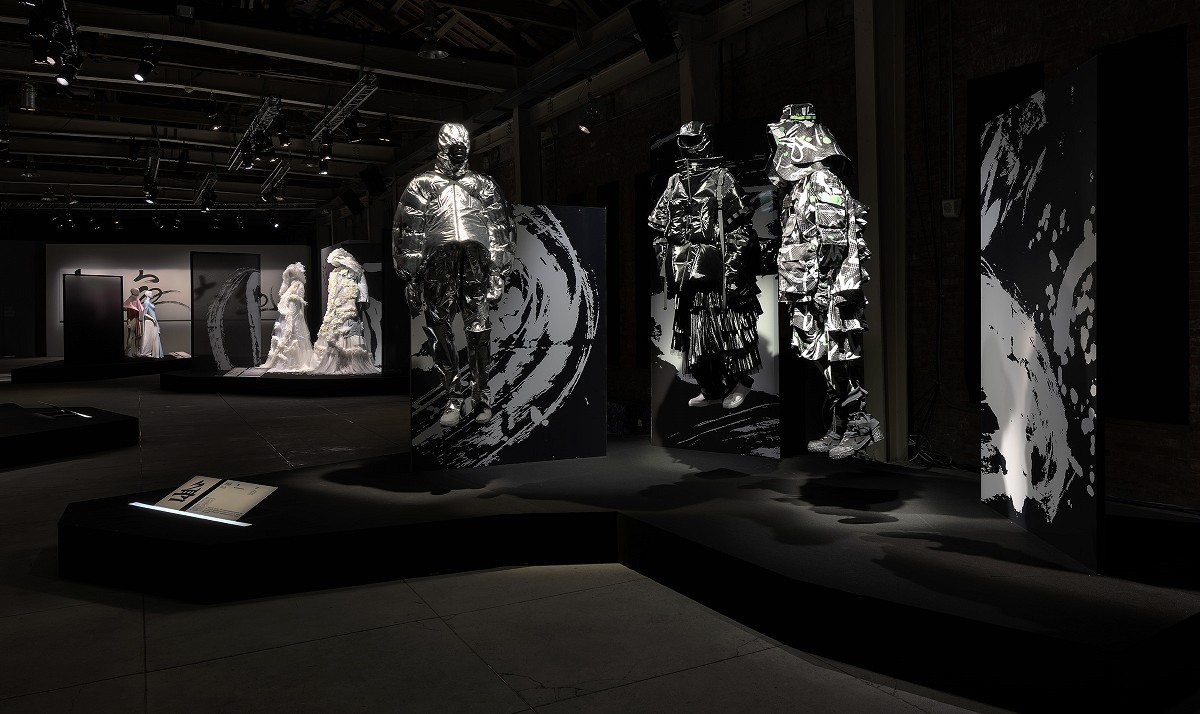 董陽孜《讀衣V》台北華山開展!5位台灣設計師玩轉「至大無外」書法文字藝術時尚