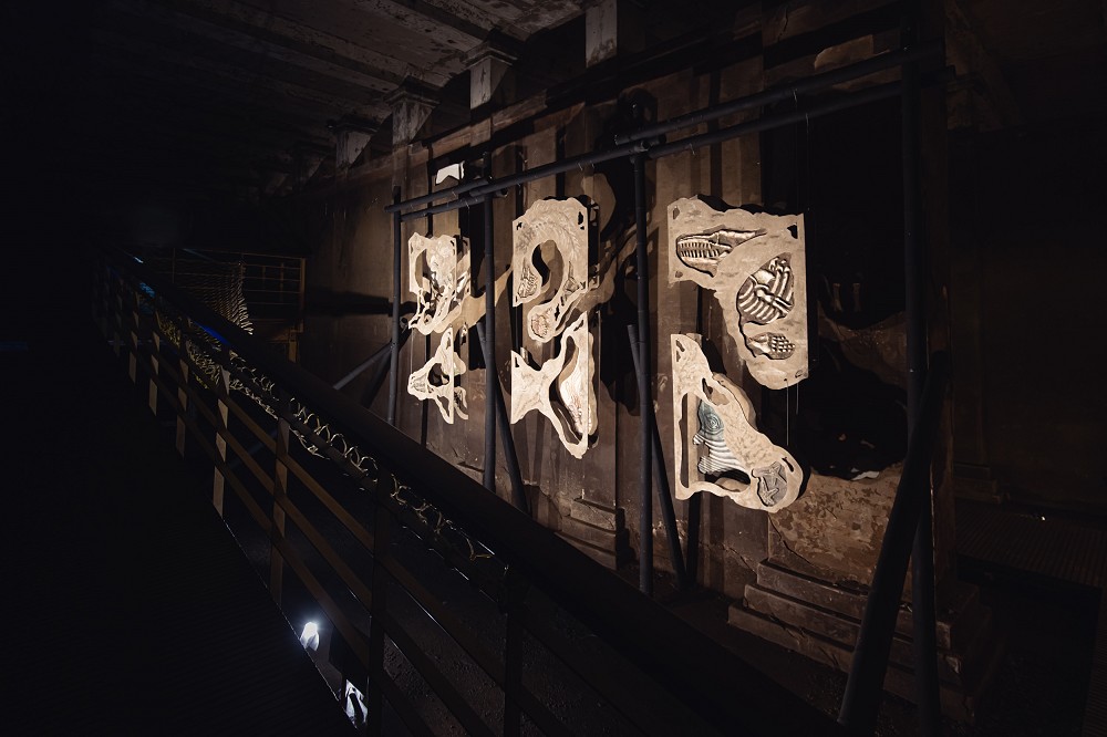 台北觀音蓄水池《獵島計畫》亮點!藍眼淚、化石紙雕等13組作品打造地下奇幻展覽