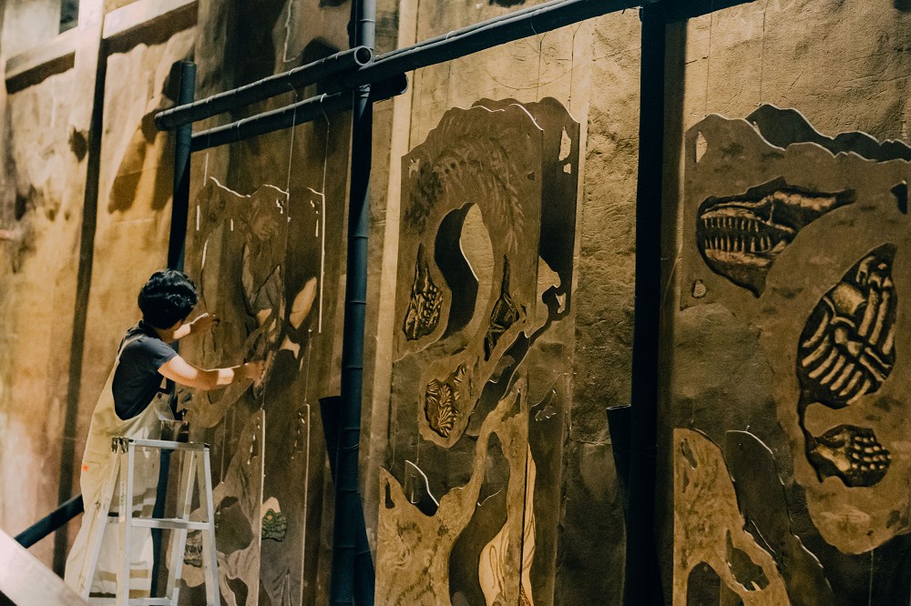 台北觀音蓄水池《獵島計畫》亮點!藍眼淚、化石紙雕等13組作品打造地下奇幻展覽