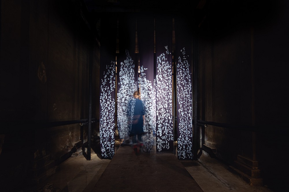 台北觀音蓄水池《獵島計畫》亮點！藍眼淚、化石紙雕等13組作品打造地下奇幻展覽