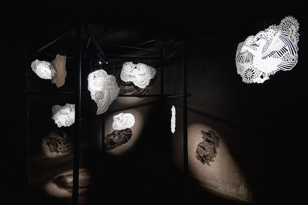 台北觀音蓄水池《獵島計畫》亮點！藍眼淚、化石紙雕等13組作品打造地下奇幻展覽