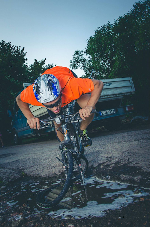 路況有多糟，糟到下個雨都能游泳了！(大誤)