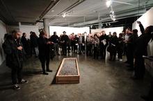 思索監禁的意義 行為藝術家活埋自己