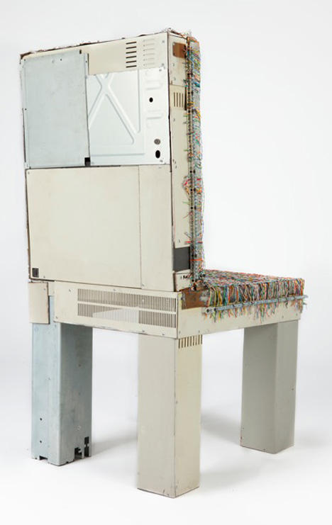 廢物利用！用電腦零件拼裝而成的桌椅