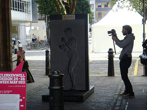 透過人們互動而完美的街頭藝術作品「Be a Pin Up」