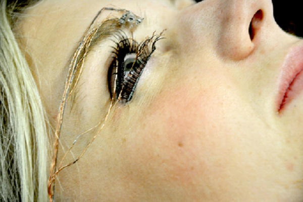 眼神不夠電？那就來個 LED 霓虹燈眼影吧！