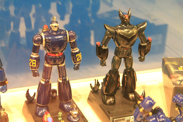 用直拳跟鐵人28號對決，才是男人的浪漫啊！(握拳)