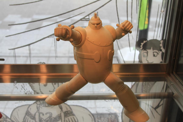 用直拳跟鐵人28號對決，才是男人的浪漫啊！(握拳)