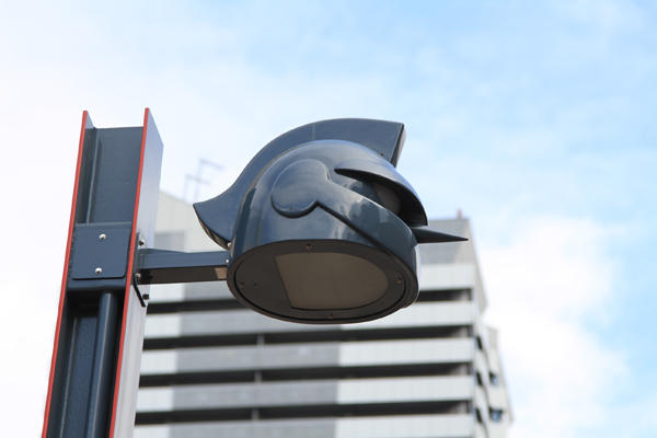 用直拳跟鐵人28號對決，才是男人的浪漫啊！(握拳)