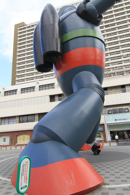 用直拳跟鐵人28號對決，才是男人的浪漫啊！(握拳)