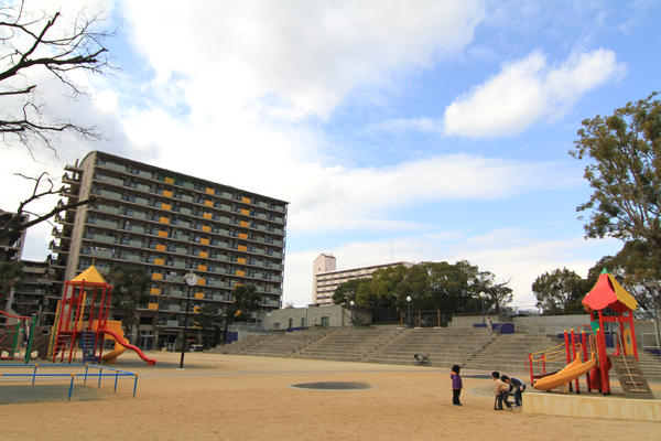 用直拳跟鐵人28號對決，才是男人的浪漫啊！(握拳)