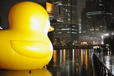 驚～大阪市區出現巨大不明物體