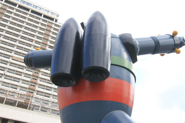 用直拳跟鐵人28號對決，才是男人的浪漫啊！(握拳)