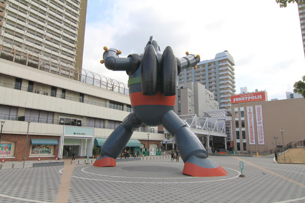 用直拳跟鐵人28號對決，才是男人的浪漫啊！(握拳)