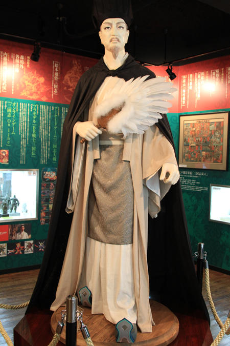 用直拳跟鐵人28號對決，才是男人的浪漫啊！(握拳)