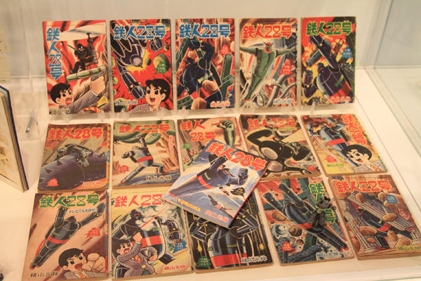 用直拳跟鐵人28號對決，才是男人的浪漫啊！(握拳)