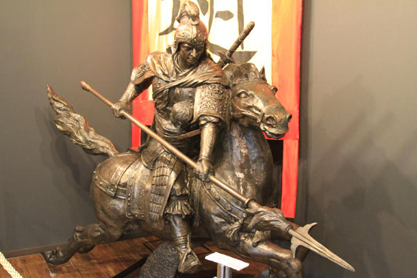 用直拳跟鐵人28號對決，才是男人的浪漫啊！(握拳)