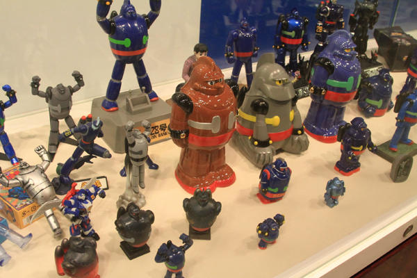 用直拳跟鐵人28號對決，才是男人的浪漫啊！(握拳)