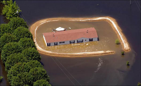 逆境求生！美國人用沙包來對抗密西西比河