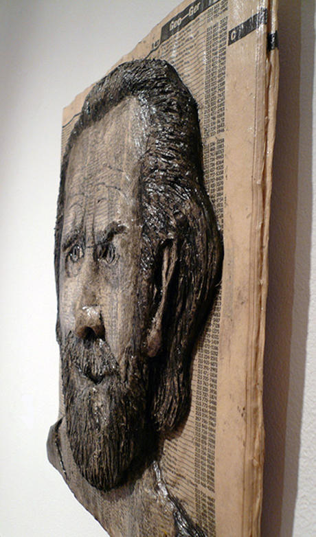 鬼斧神工！用電話簿雕成的名人肖像