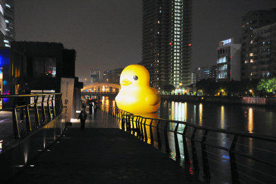 驚～大阪市區出現巨大不明物體