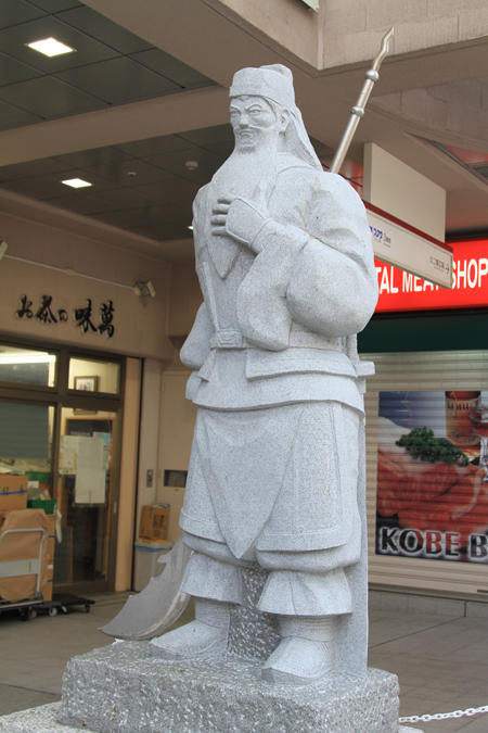 用直拳跟鐵人28號對決，才是男人的浪漫啊！(握拳)