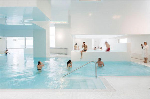 美術館般有型設計的「Les Bain Des Docks水上運動中心」