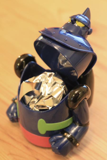 用直拳跟鐵人28號對決，才是男人的浪漫啊！(握拳)