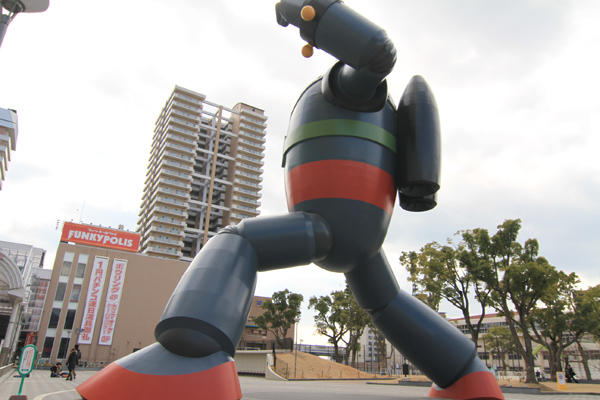 用直拳跟鐵人28號對決，才是男人的浪漫啊！(握拳)