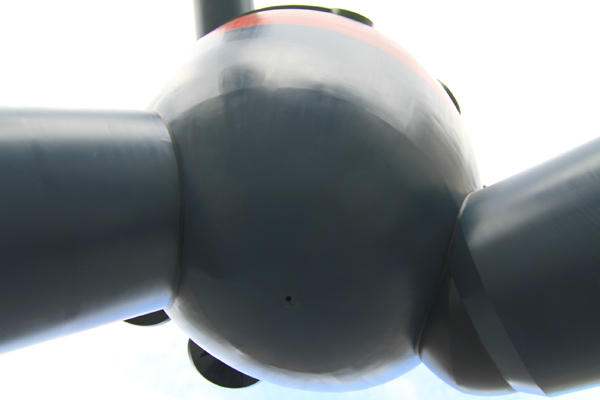 用直拳跟鐵人28號對決，才是男人的浪漫啊！(握拳)