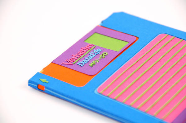 復古3C商品通通色紙上身包給你！