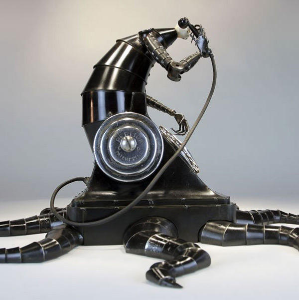 用鐵鎚搥出來的詭譎鋼鐵雕塑