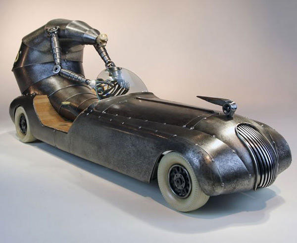 用鐵鎚搥出來的詭譎鋼鐵雕塑