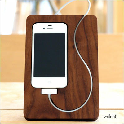 想要幫你的iPhone4找個溫暖的家，試試木頭做的吧！
